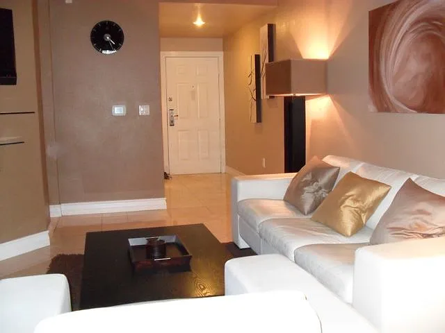 Meridian Top-Floor Luxury 1Bdr/Bath Fully Furnished (Utilities and Internet Included) — Photo 3