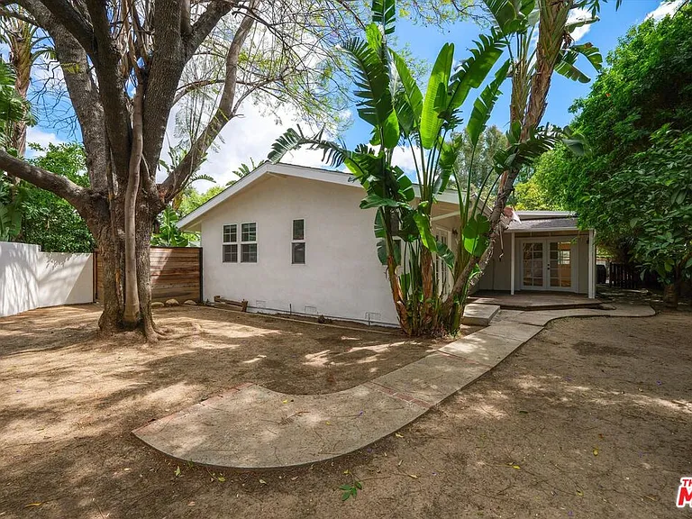 22750 Clarendon St — Photo 35