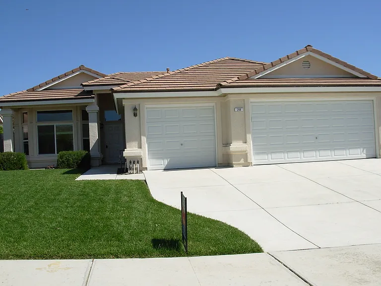 260 Dahlia St — Photo 1