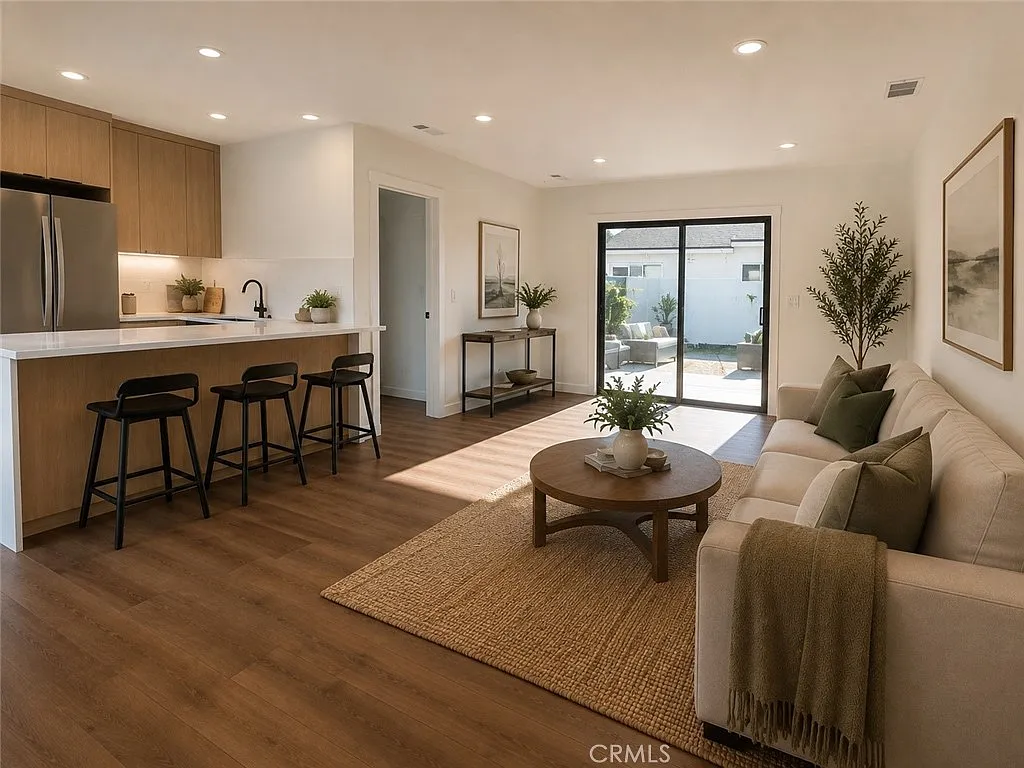 3 bed, 1100 sqft, $4,500 — Photo 1