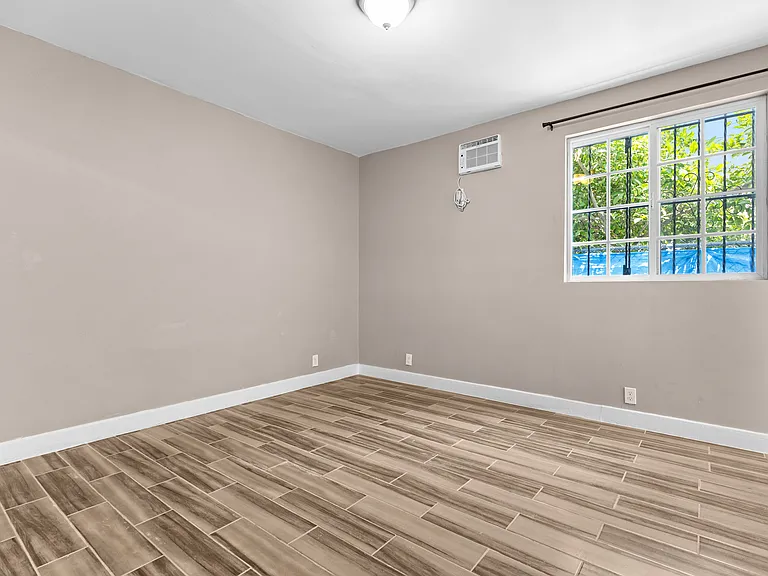 1181 N Berendo St — Photo 10