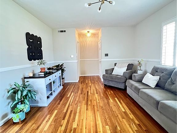 3rd image of 558 E Bonnie Brae Ct
