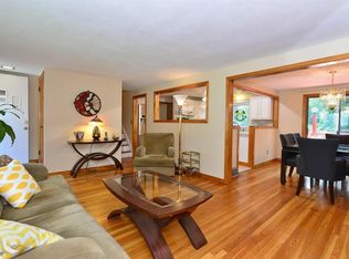 17 Tomahawk Ct, Warwick, RI 02886