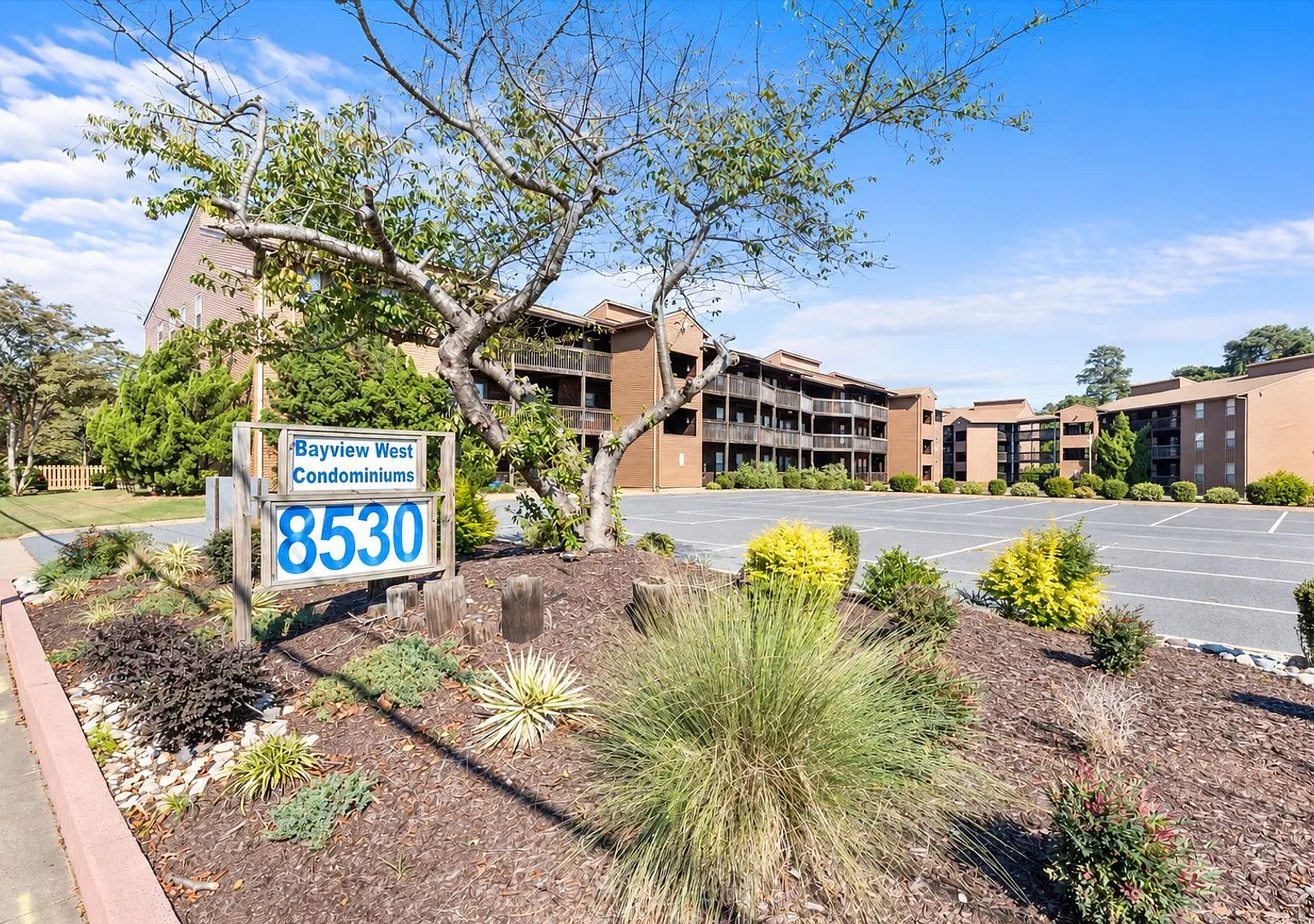 Bright Spaces, Balcony Retreats & Beach Days Near Ocean View - 2BR/2BA Apt available NOW! — Photo 4