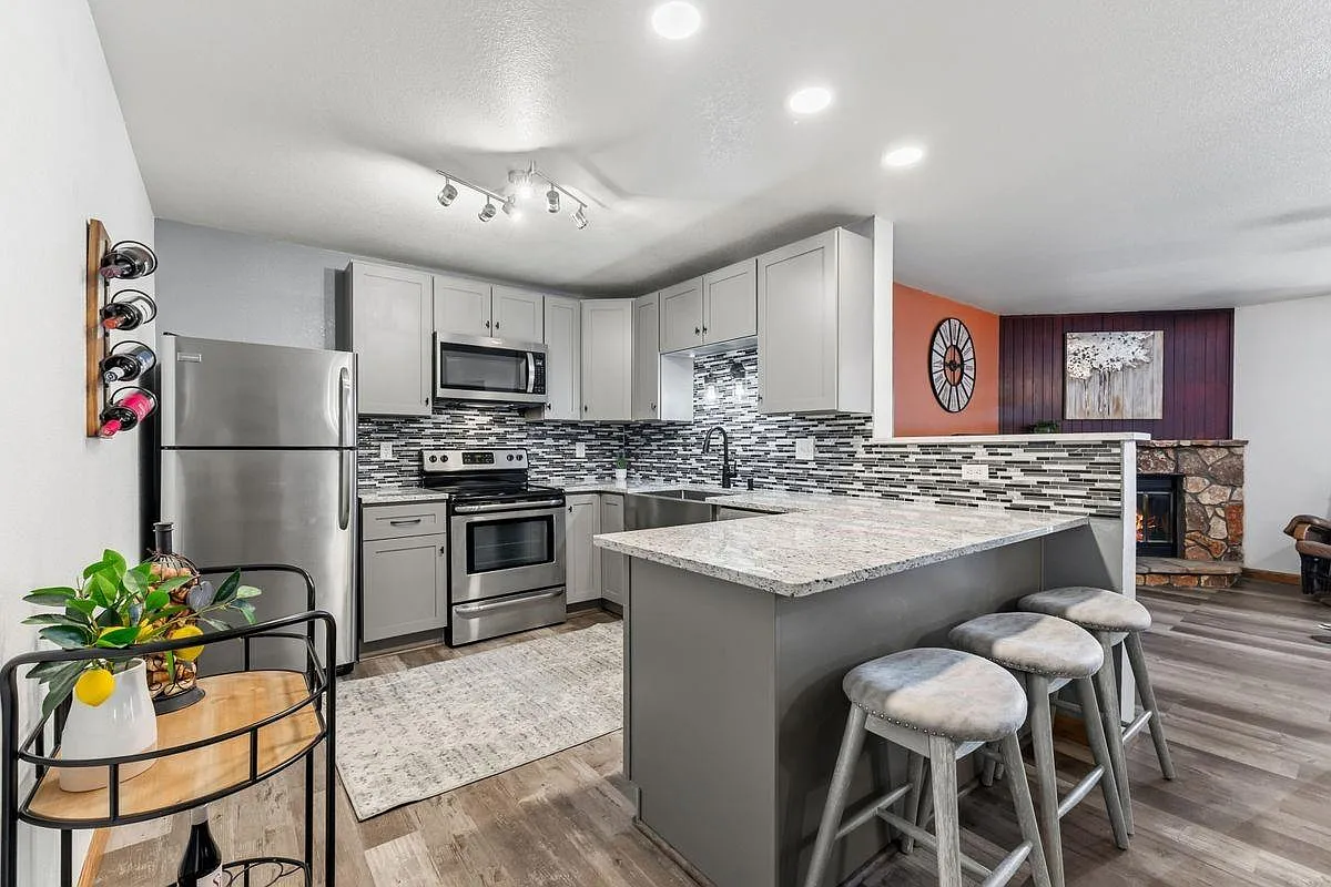 2 bed, 972 sqft, $3,000 — Photo 2