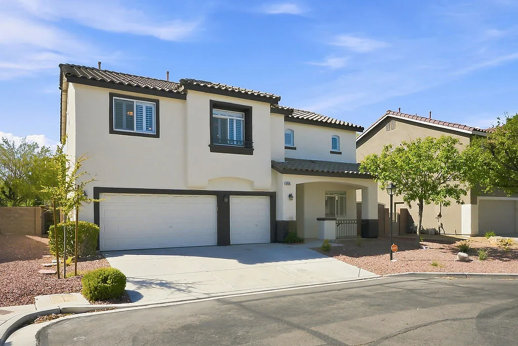 3 bed, 2441 sqft, $2,395 — Photo 1