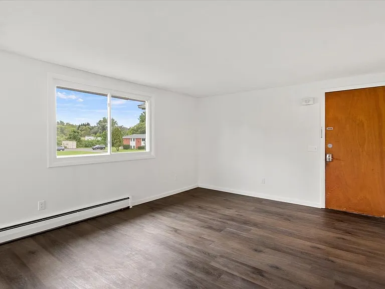 Burke Crest Apartments — Photo 13