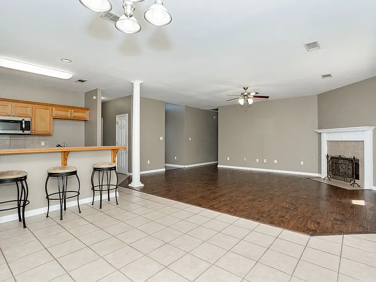 10022 Petersburg Dr — Photo 3