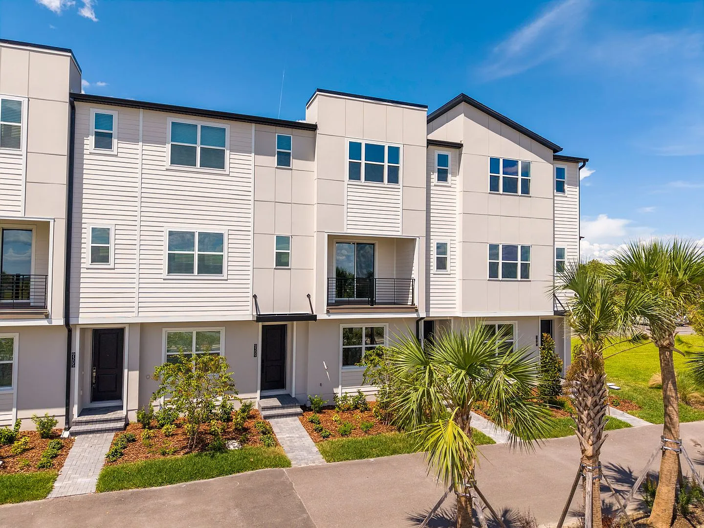 Modern 3-Bedroom 3.5-Bath Townhome with EV Charger, Smart Home Features, 2-Car Garage & Resort-St... — Photo 2
