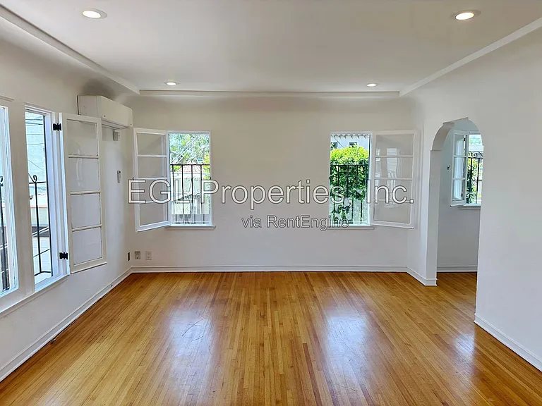 1016 1/2 S Crescent Heights Blvd — Photo 4