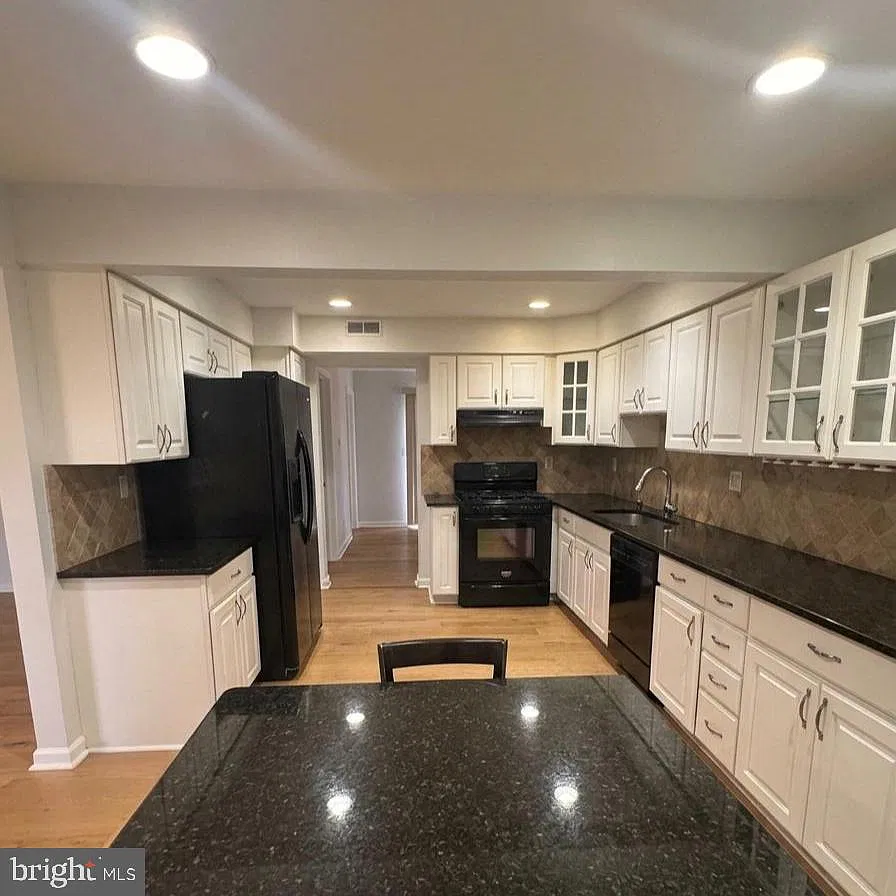 2 bed, 2.5 bath, 1773 sqft, $3,200 — Photo 3