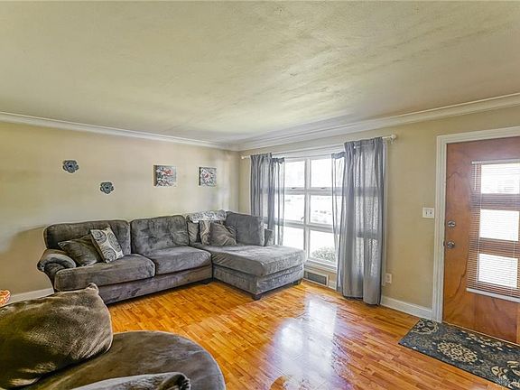 4th image of 42 East Dr