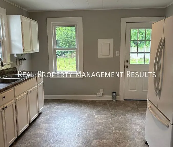 1111 Stanley Ave — Photo 4