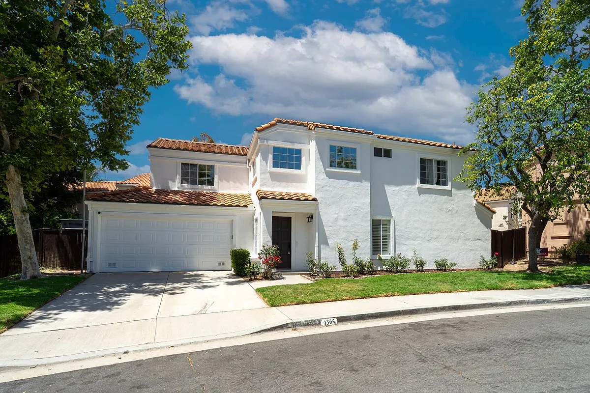 3 bed, 3.0 bath, 1675 sqft, $5,595 — Photo 2