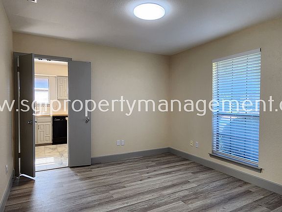 2nd image of 1515 Barclay Dr
