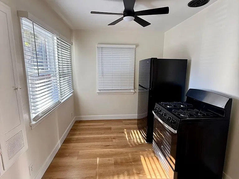 529 W D St #B — Photo 3