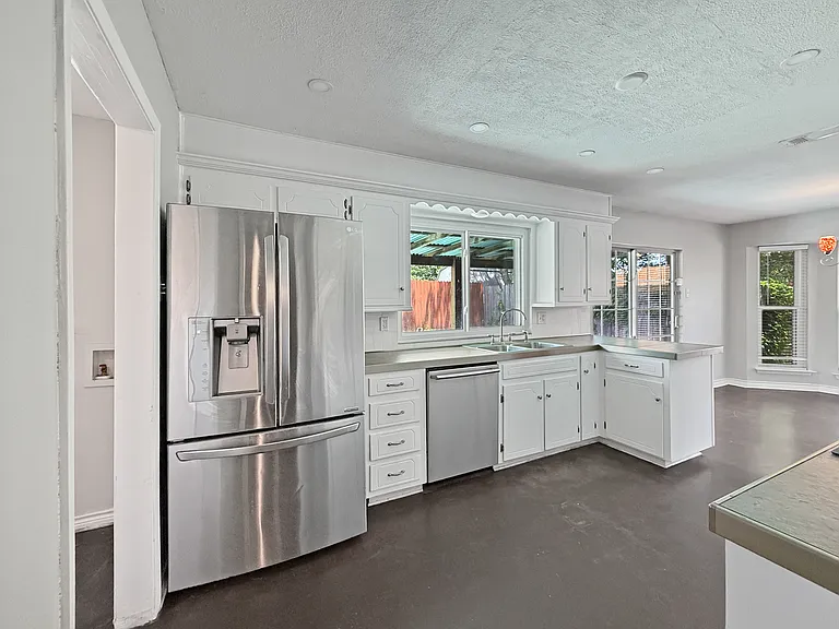 6251 Shirley Dr — Photo 10
