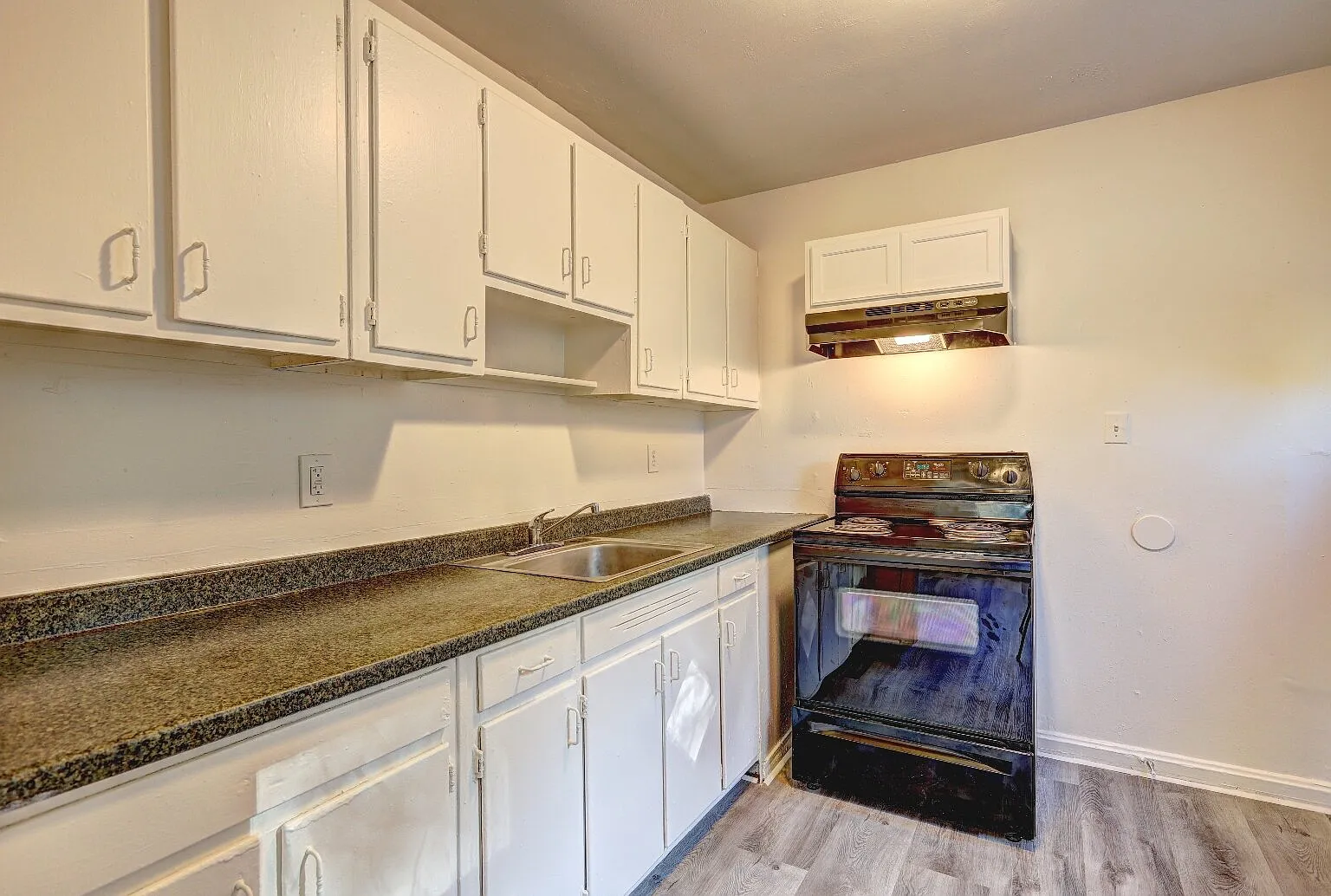 3 bed, 1.0 bath, 900 sqft, $899 — Photo 4