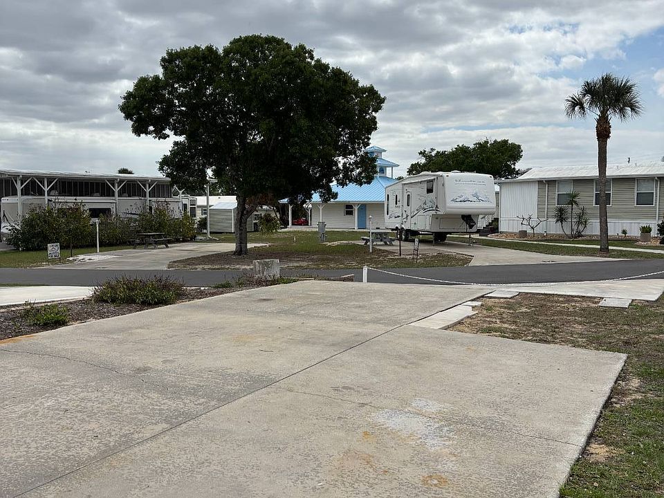 1st image of 16 Windward Dr