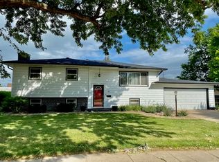 18 Skyline Dr, Kearney, NE 68845