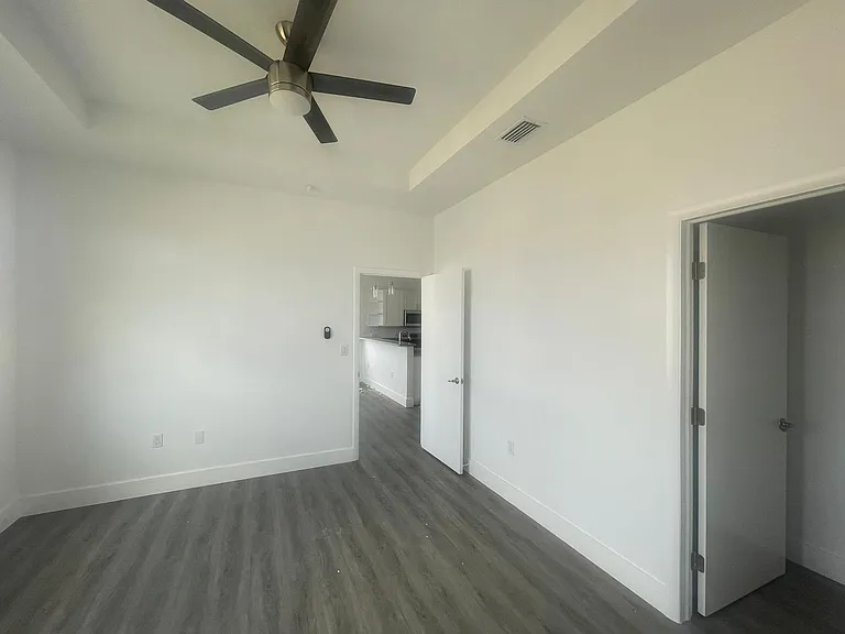275 SW 4th St #220 — Photo 13