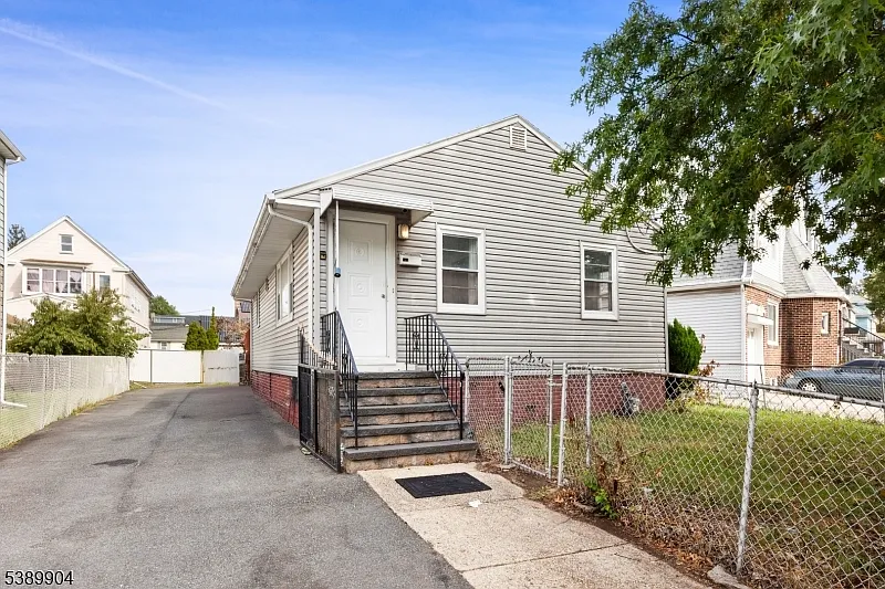 807 Canton St