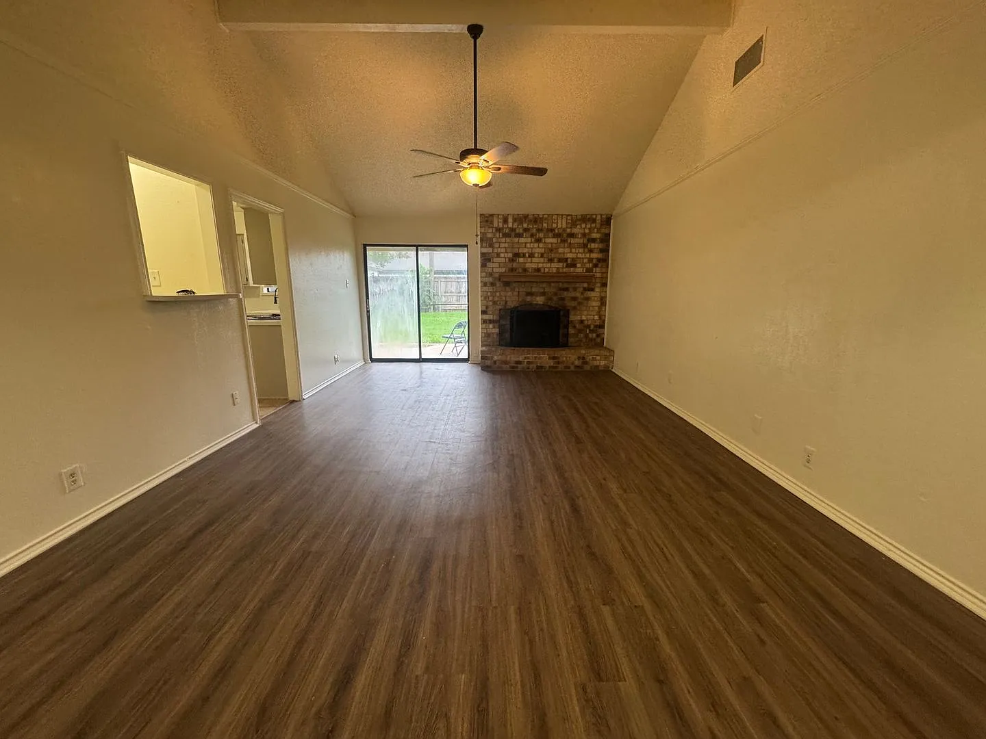 Beautiful Single Story Home in Arlington — Photo 3
