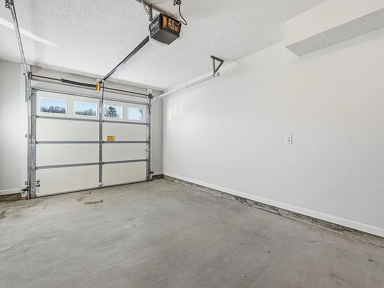 1094 Oakdale Ct — Photo 16