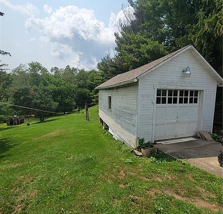 5th image of 239 Wayne St