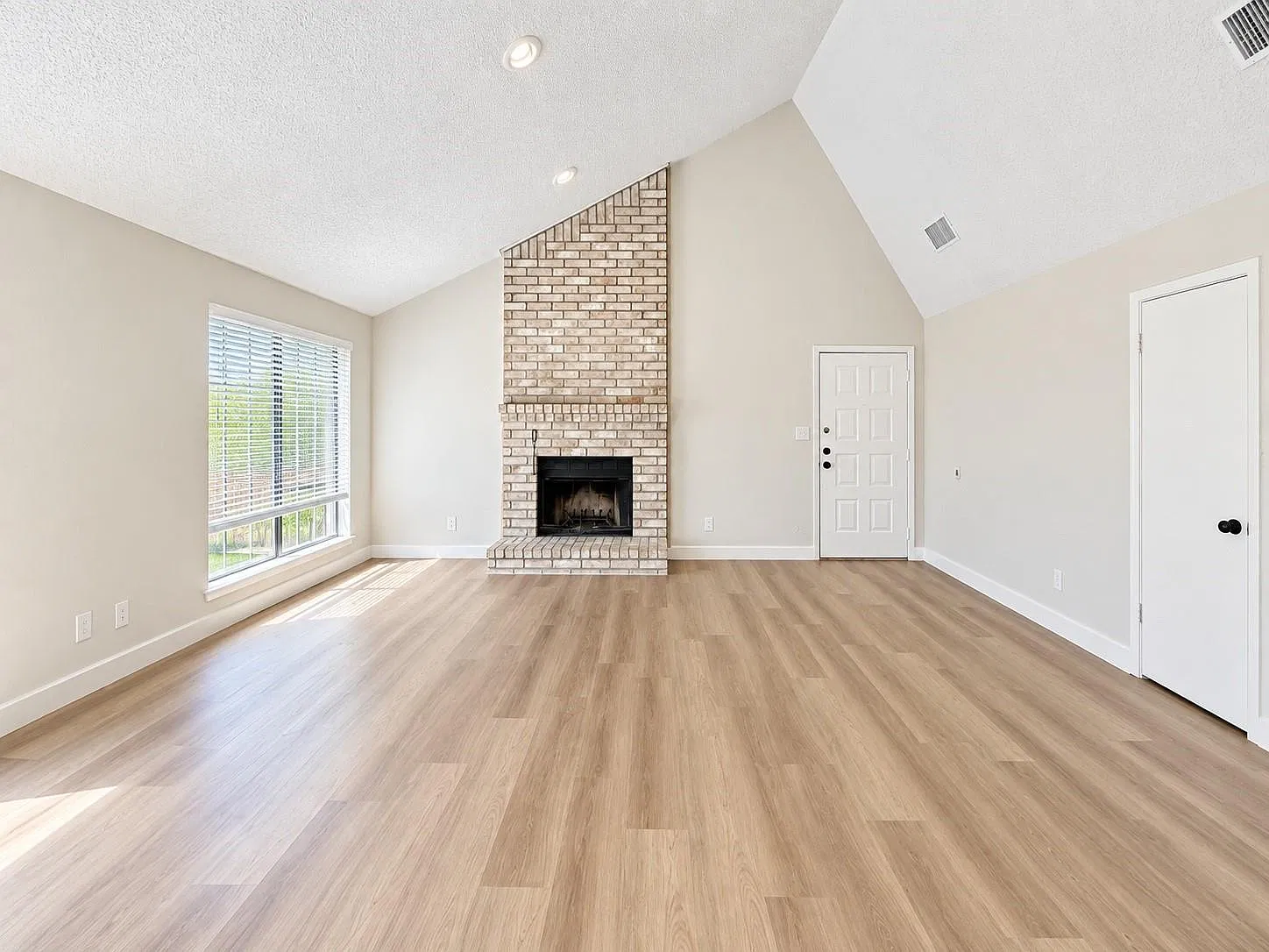 3 bed, 2.0 bath, 1741 sqft, $2,200 — Photo 3