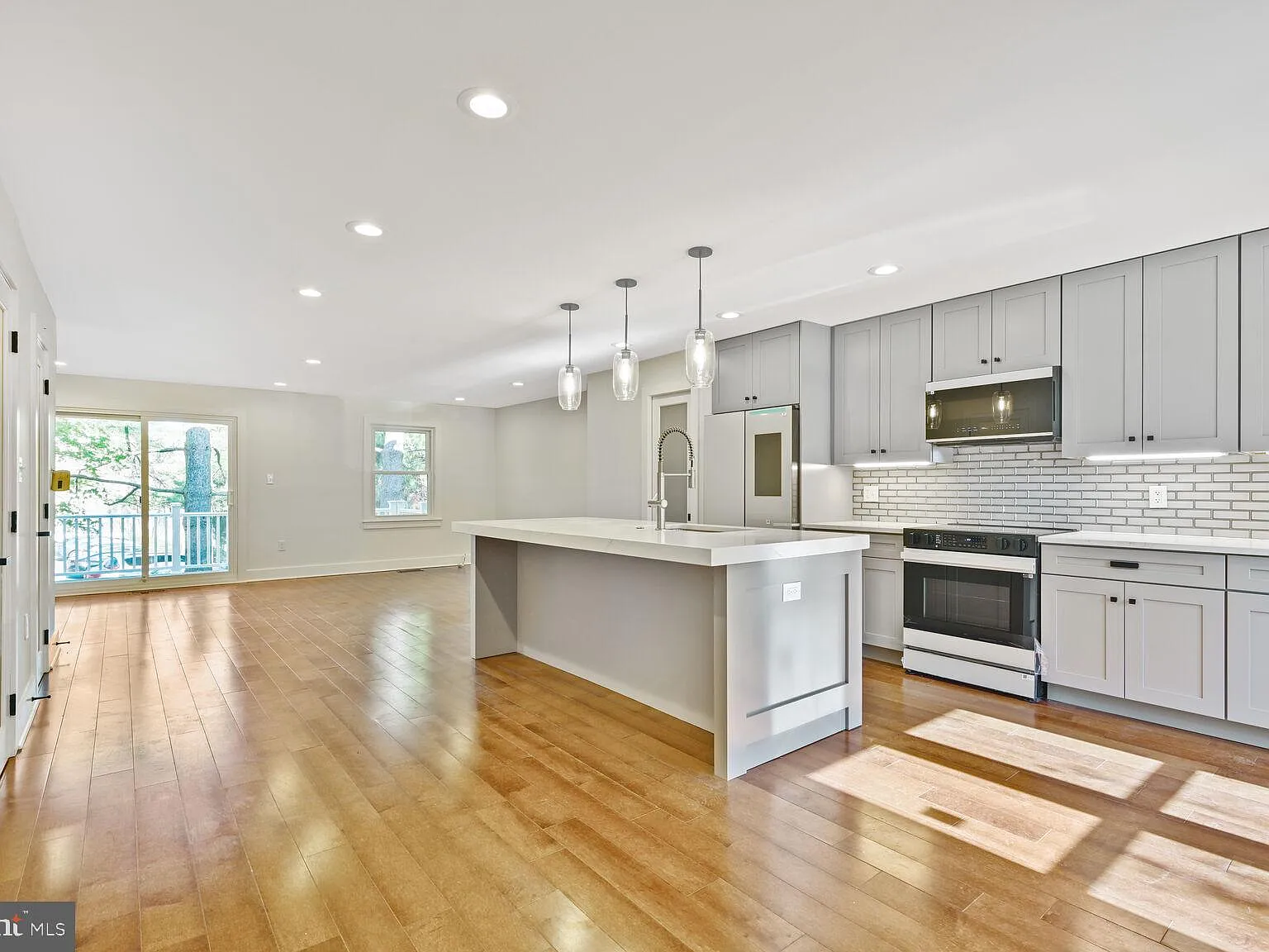 4 bed, 3.5 bath, 1435 sqft, $4,500 — Photo 4