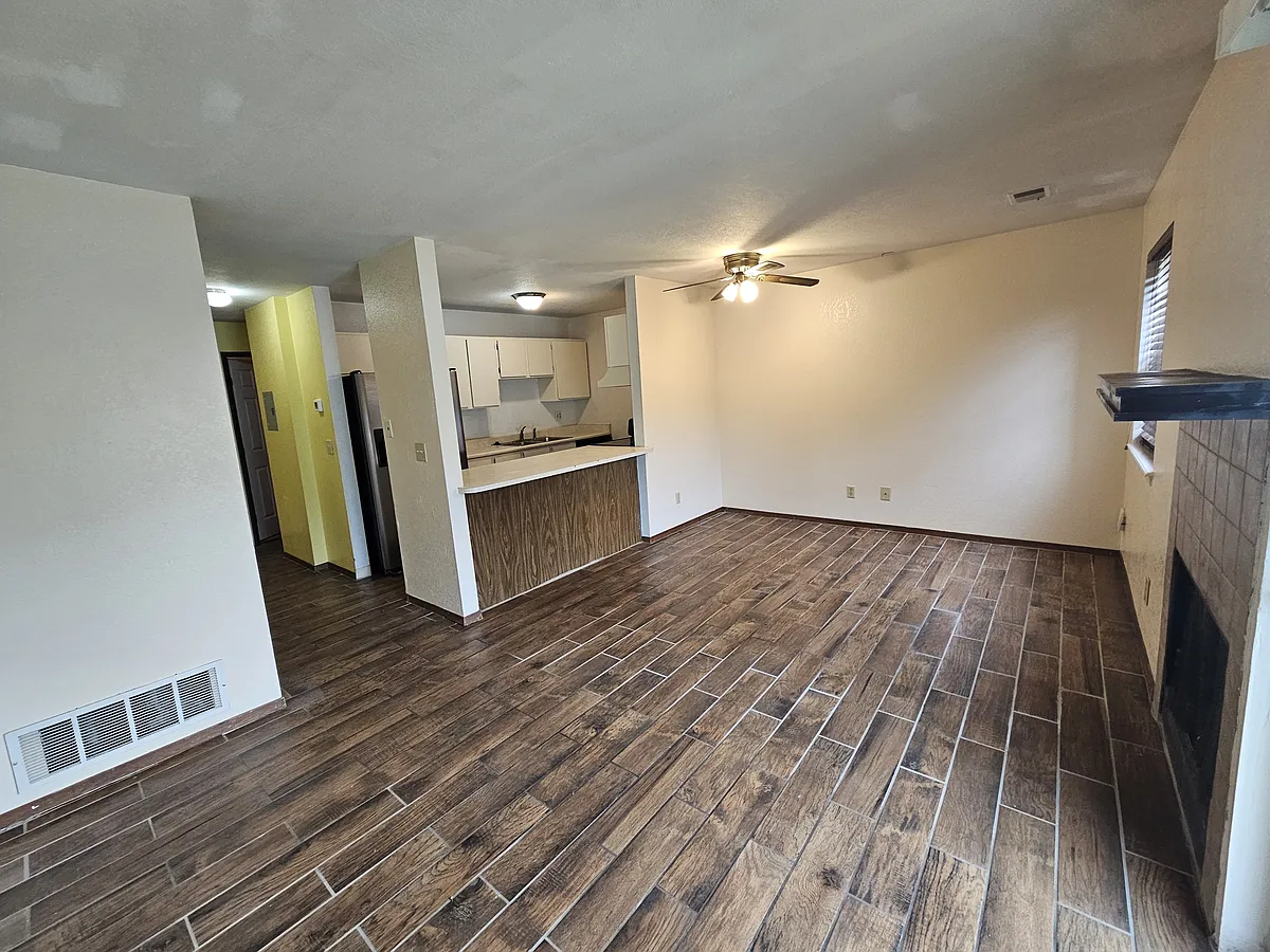 Building Photo - 225 E 8th Ave #B4