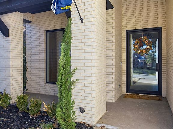 2nd image of 7 Center Ct