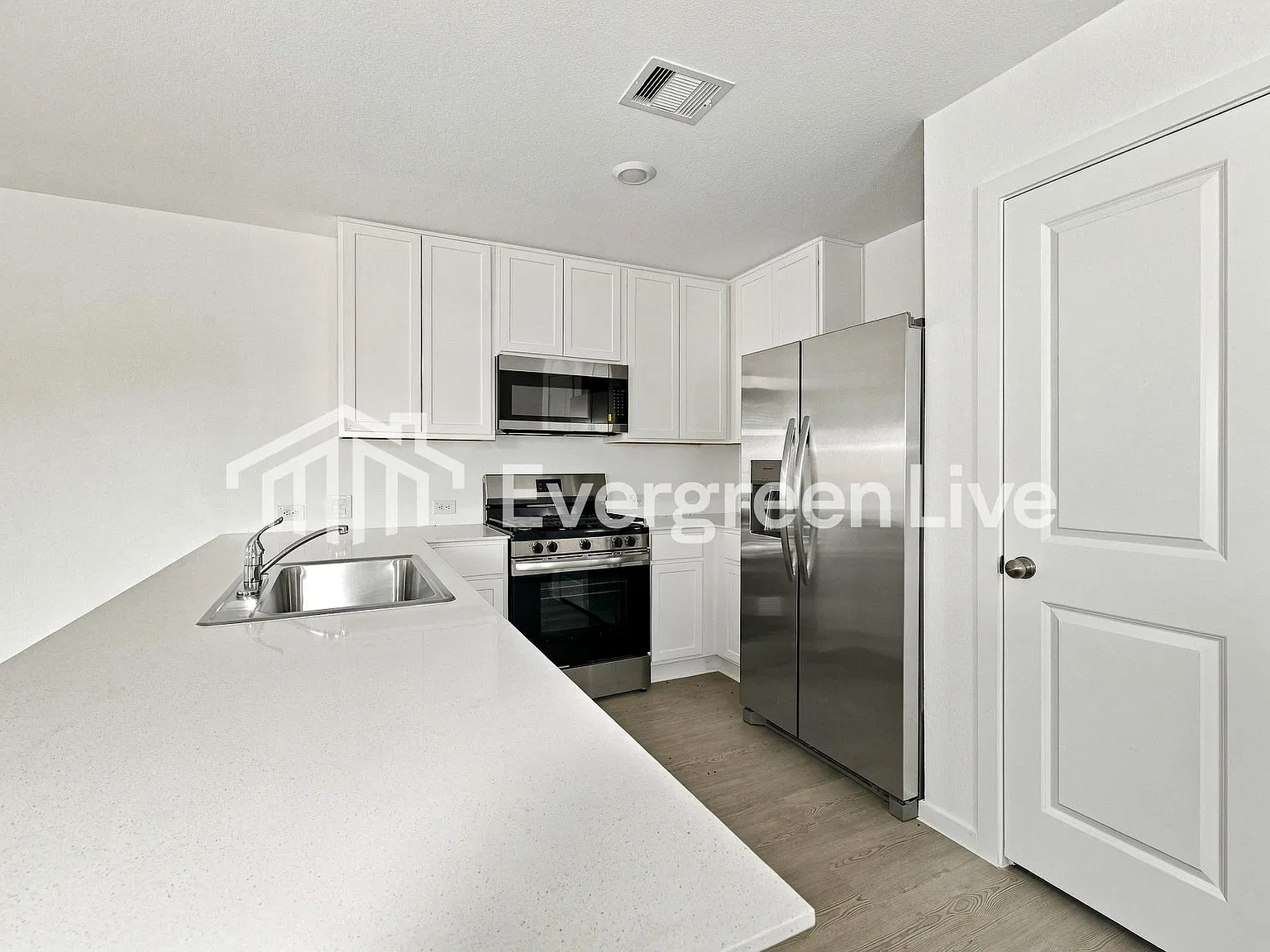 4 bed, 2.0 bath, 1656 sqft, $1,800 — Photo 2