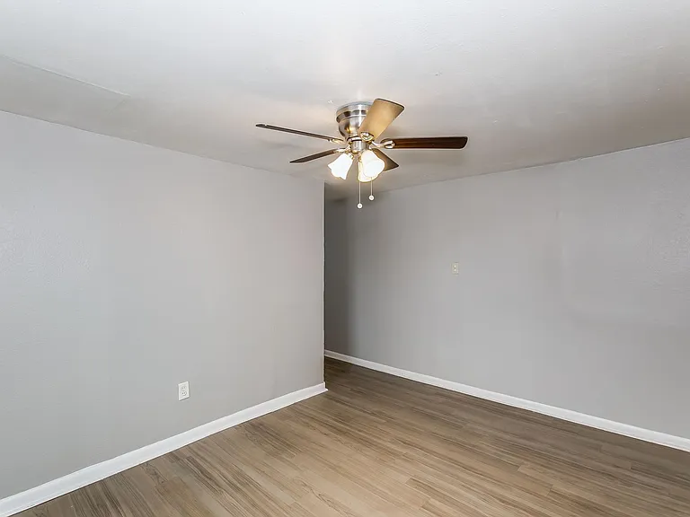 1835 S Exchange Pl — Photo 7