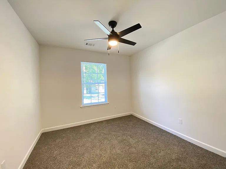2111 S Oak St — Photo 8