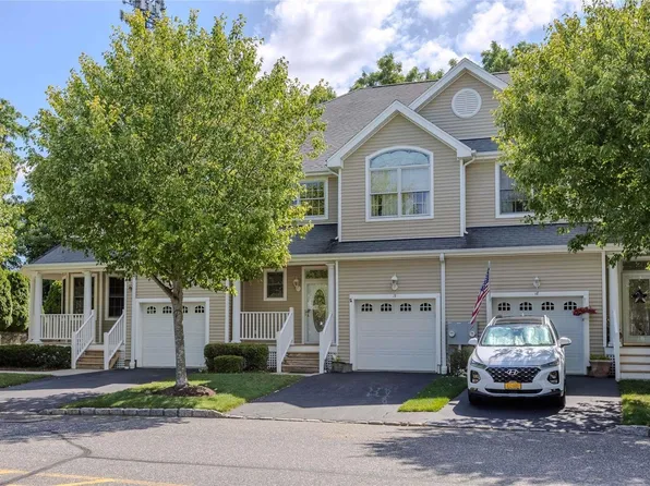 19 Emilys Way #19, East Setauket, NY 11733