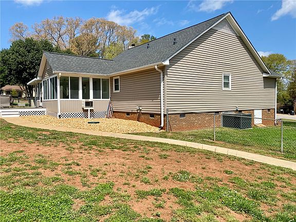 5th image of 210 Twin Lakes Dr