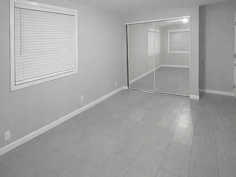 Unfurnished medium sized bedroom