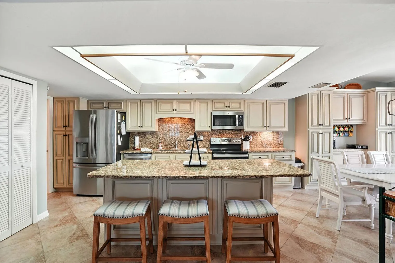 2 bed, 2.0 bath, 1808 sqft, $3,270 — Photo 3