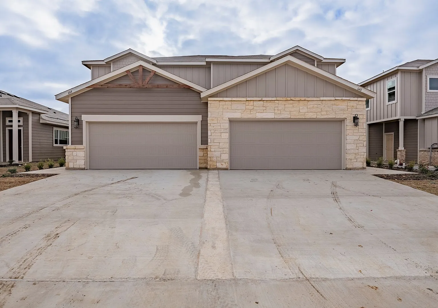 Gorgeous 4 Bedroom Duplex Located In Midlothian Isd! — Photo 3