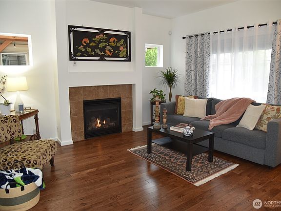 4th image of 1327 42nd St NE