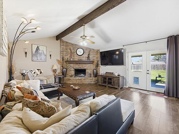 5th image of 401 Brookhollow St