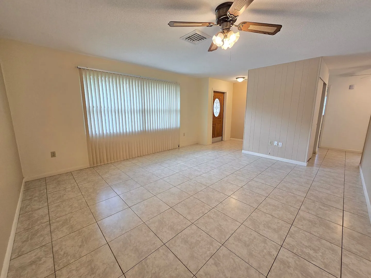 Spacious 2 Bed/2 Bath + Den Home with Garage — Photo 3