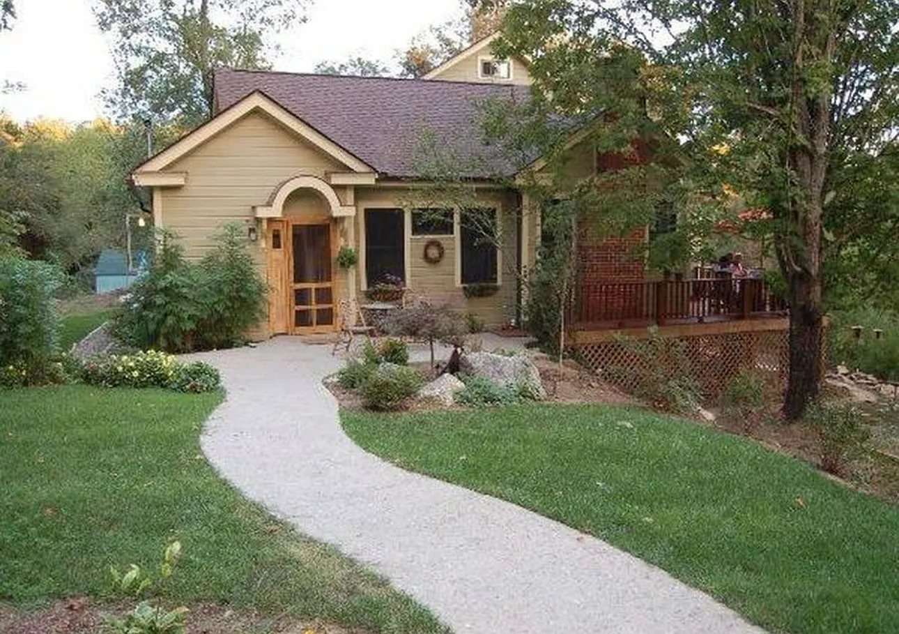4 bed, 2485 sqft, $3,900 — Photo 2