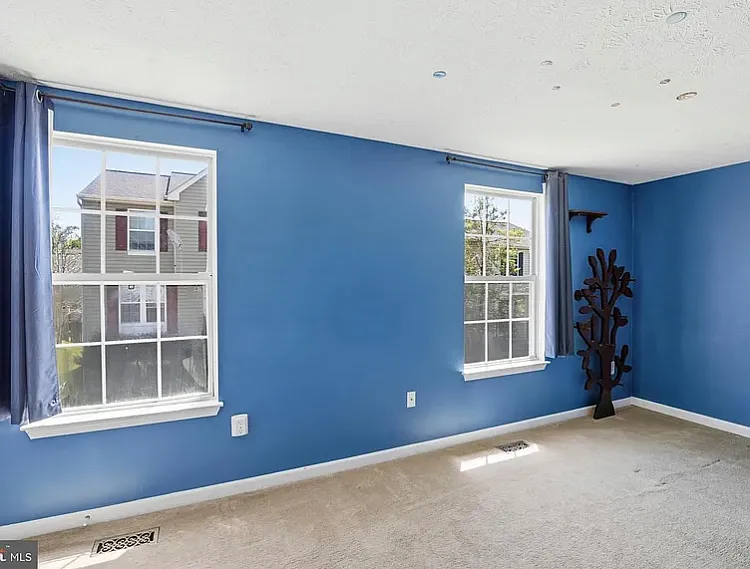 912 Jessicas Ln — Photo 16