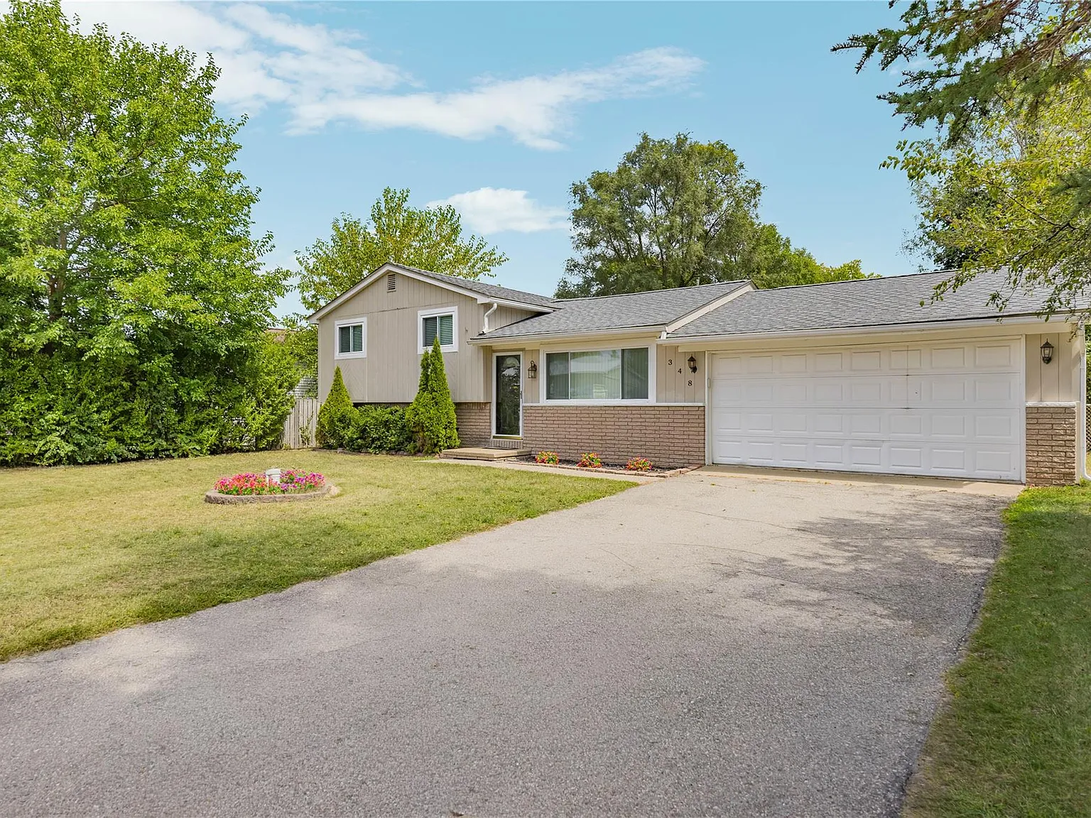 3 bed, 1.5 bath, 1397 sqft, $2,400 — Photo 3