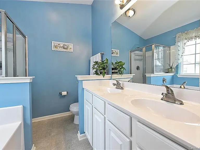 7425 Wallace Ln — Photo 2