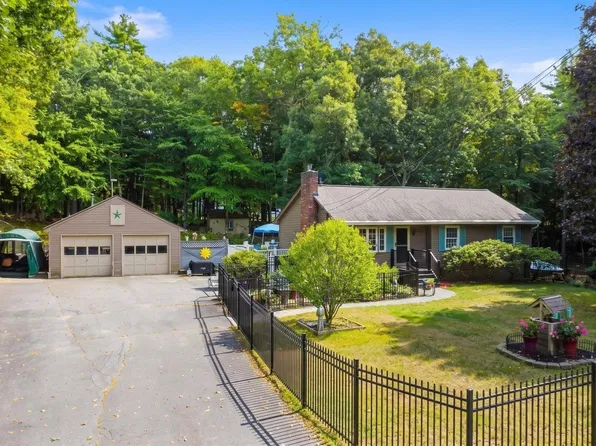 17 Maple St, Douglas, MA 01516