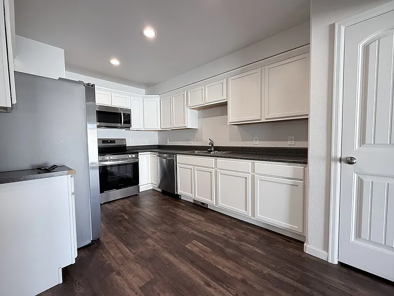 81B 25th St — Photo 5